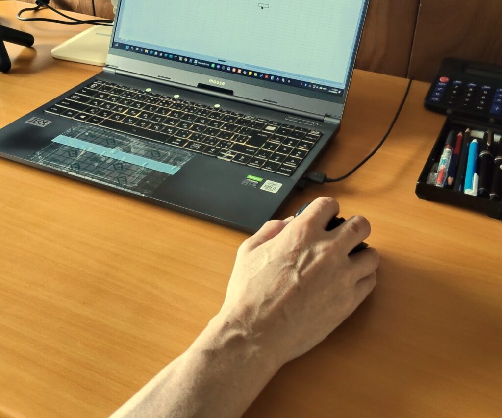 右手をエレコムEX-G XLマウスに自然に乗せて操作する様子